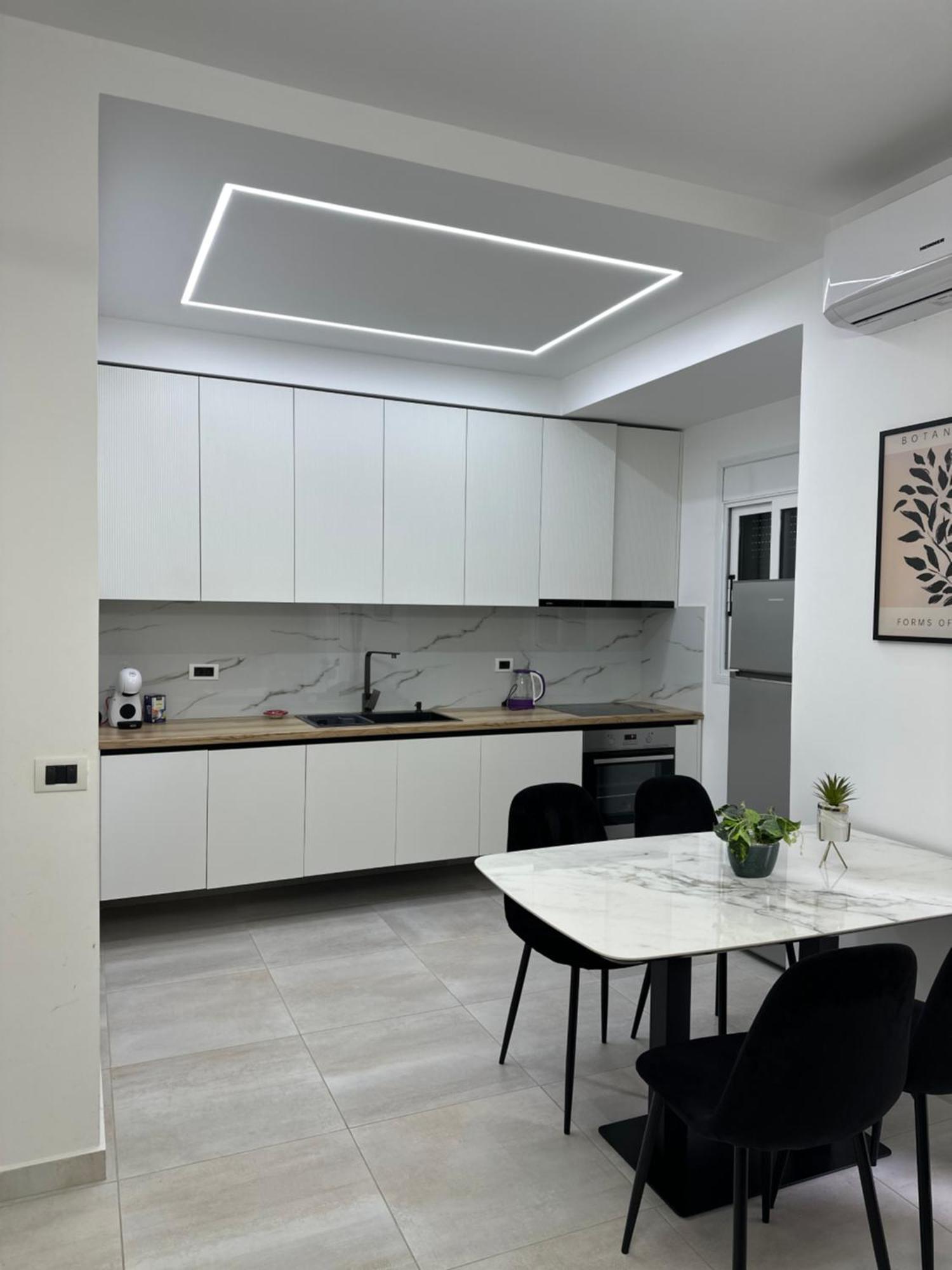 Lungomare Luxury Sea View Apartaments Avlonya Dış mekan fotoğraf